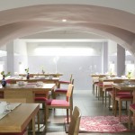 Restaurante abovedado minimalismo colorido
